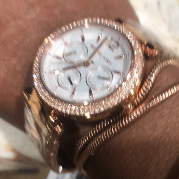 Michael kors rose gold watch - Picture 6 of 8